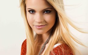 Emilie Nereng, white beauty, blond