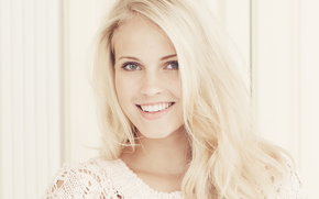 Emilie Nereng, white beauty, blond